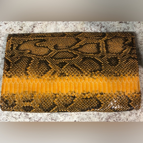 JOAN RIVERS NEW Bag Snakeskin with Gold Charm.Classic Vintage Envelope Clutch. - Picture 3 of 7